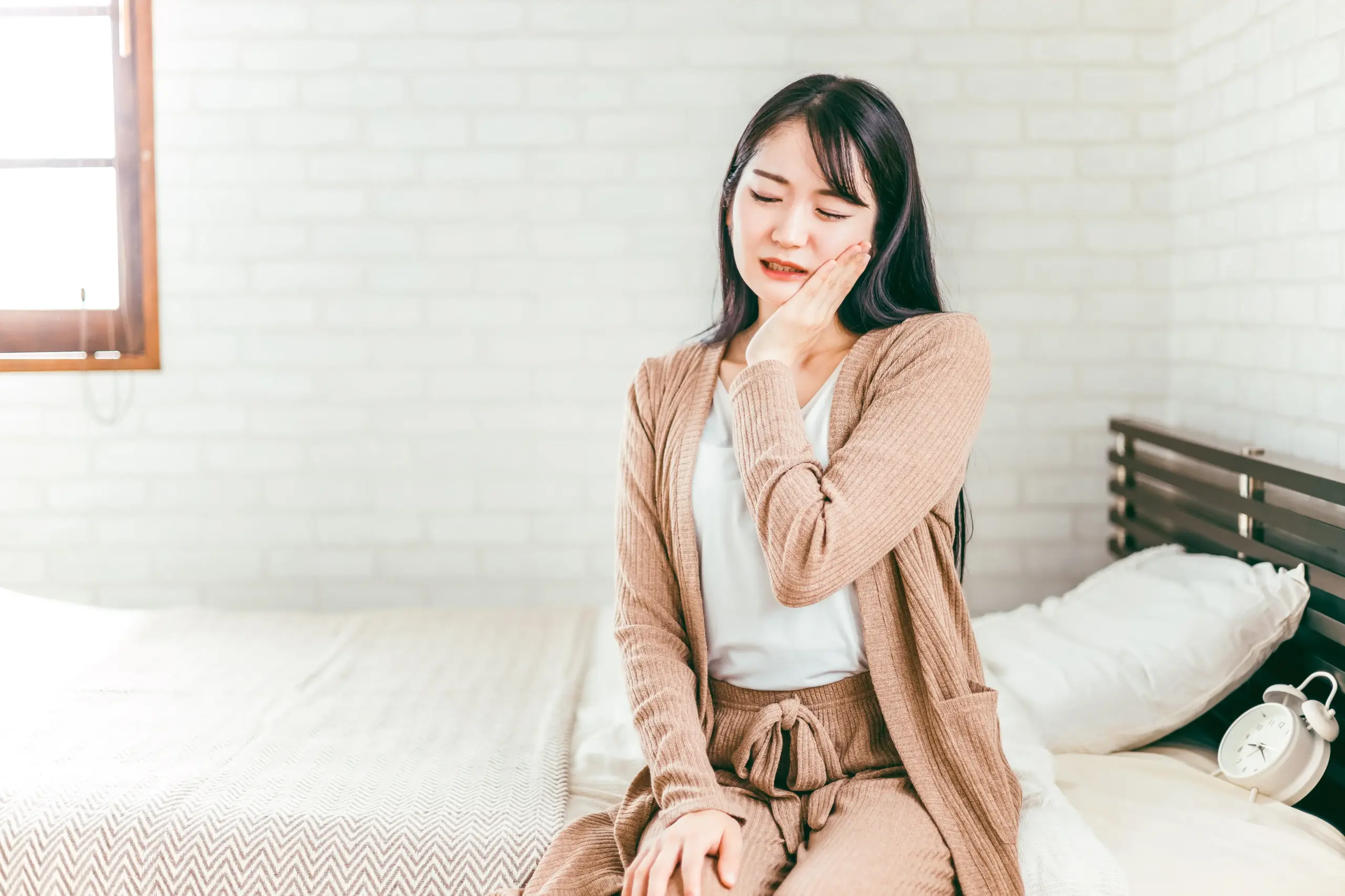 顎関節症 歯ぎしり食いしばりを放置すると顎関節症につながるリスクがあります 飯田橋IB歯科 飯田橋駅徒歩1分